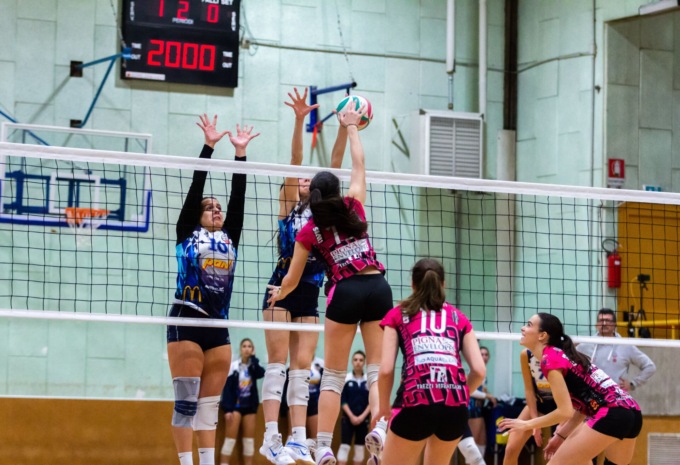 Le ragazze dei Diavoli Rosa perdono il match, ma celebrano l’ultima partita del capitano