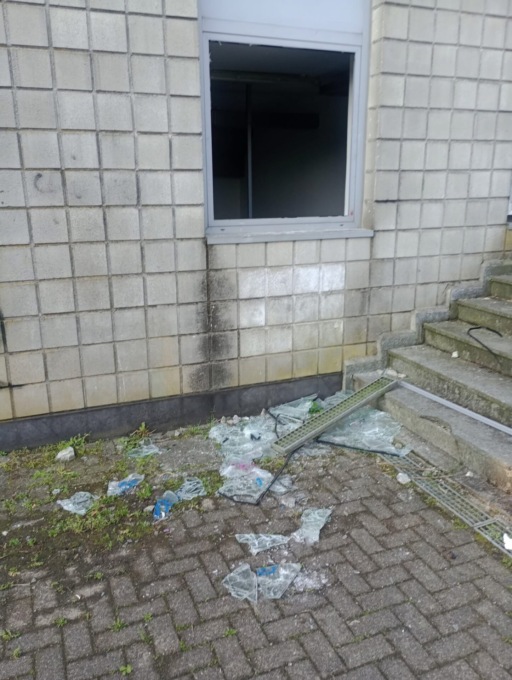 I vandali si scagliano contro al Palazzetto dello sport di Pessano con Bornago