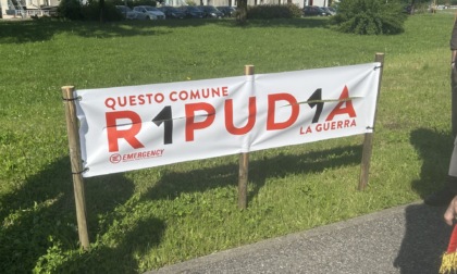Sfregiato lo striscione di Emergency per la pace davanti al Municipio di Pioltello