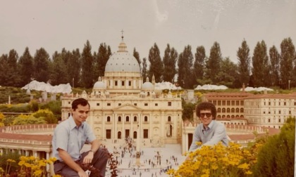 La foto profetica di Papa Leone XIV:  in posa di fronte a  San Pietro... di Minitalia