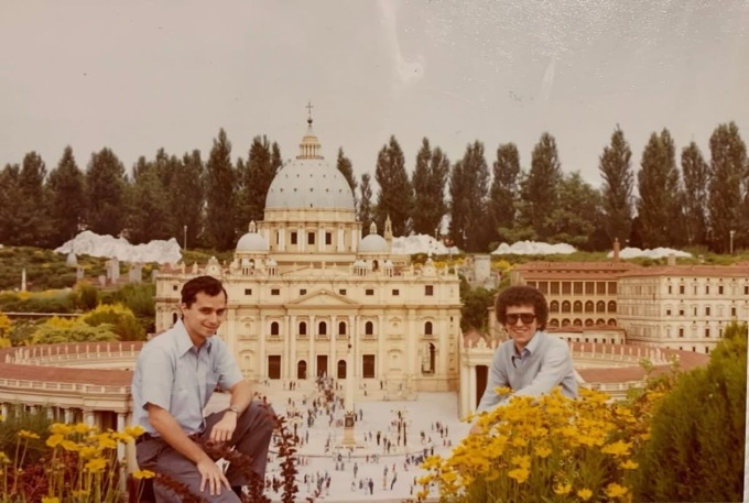 La foto profetica di Papa Leone XIV:  in posa di fronte a  San Pietro… di Minitalia