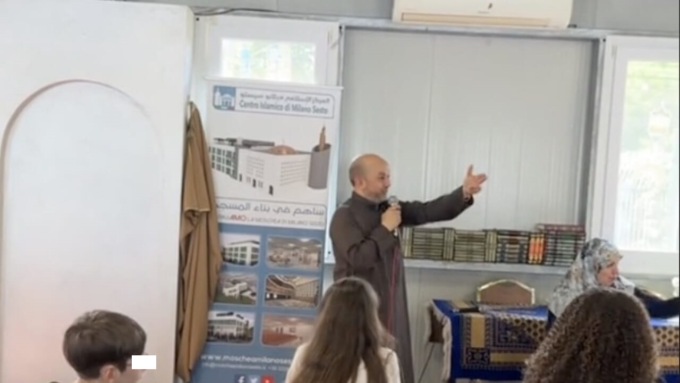 Alunni “in gita” in moschea invitati dall’imam: “Indottrinamento inaccettabile”
