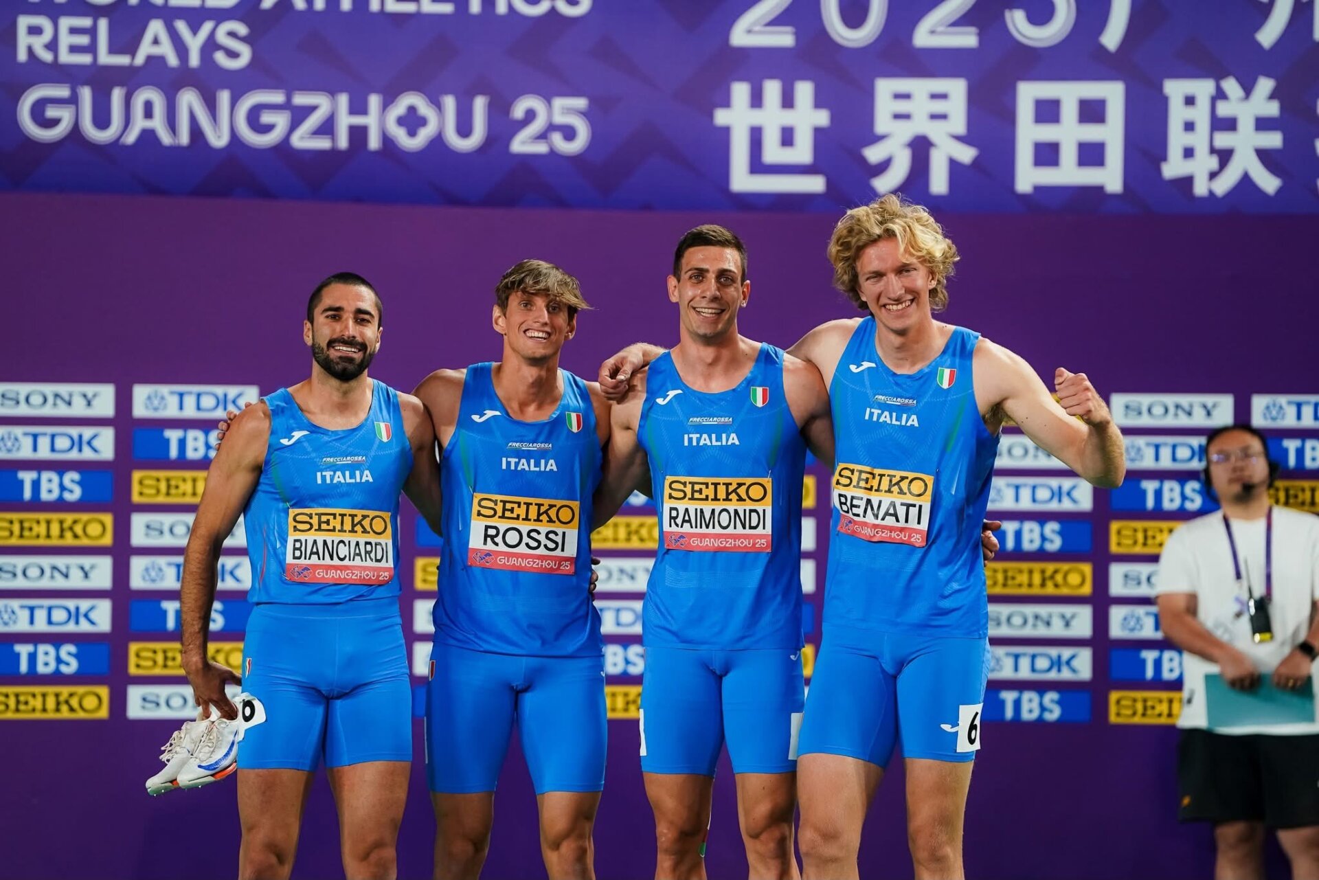 Matteo con i compagni della 4x400