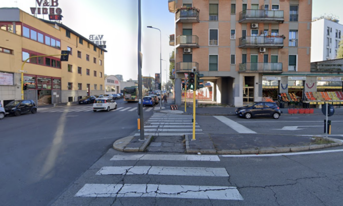 Inseguito dalla polizia, si schianta contro il palo di un semaforo a Milano: morto 21enne di Brembate