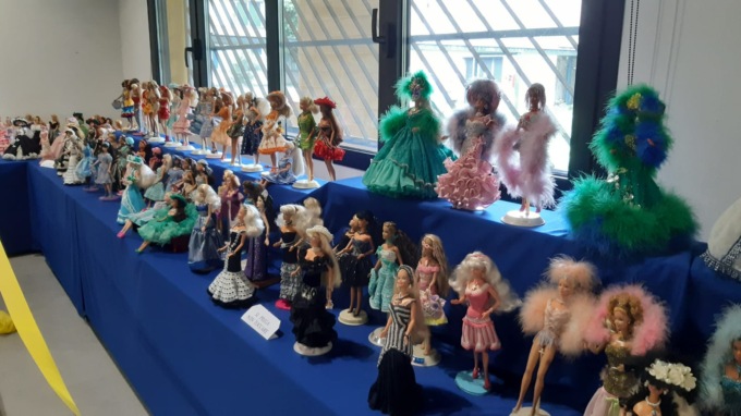 La mostra delle Barbie fa il pieno in biblioteca: che festa per i 68 anni della bambola più amata al mondo