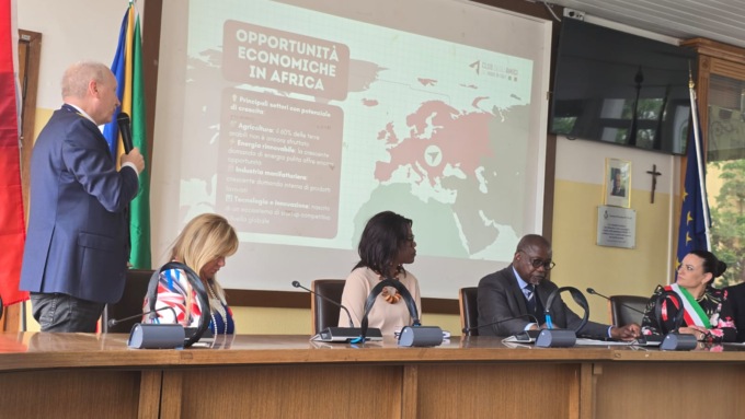 L’ambasciatore congolese in visita a Cassina de’ Pecchi elogia il Piano Mattei