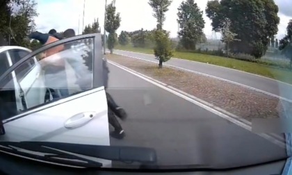 Dopo un folle inseguimento in auto sulla Sp121 scappa a piedi e viene atterrato dagli agenti