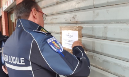 Un negozio chiuso e 22 controllati: giro di vite della Polizia Locale con gli esercenti non in regola