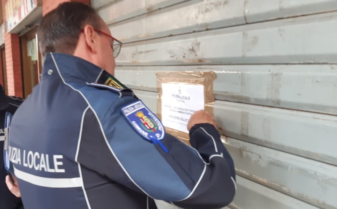 Un negozio chiuso e 22 controllati: giro di vite della Polizia Locale con gli esercenti non in regola
