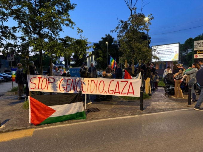Carugate scende in piazza per la Palestina: “Stop genocidio a Gaza”