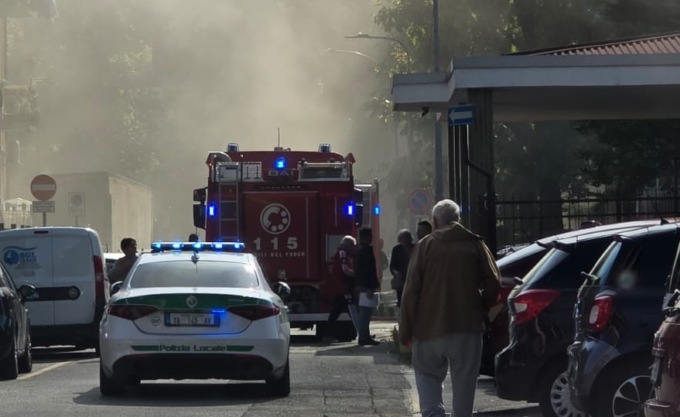 Auto in fiamme nel box di un condominio, intervengono i Vigili del fuoco
