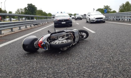 Tampona uno scooter sulla Tangenziale: 18enne soccorso in codice rosso