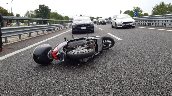 Tampona uno scooter sulla Tangenziale: 18enne soccorso in codice rosso