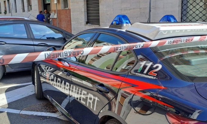 Escort uccisa a coltellate, il marito si consegna ai Carabinieri. Ma sull’omicidio si professa innocente