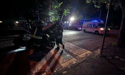 Auto si ribalta a due passi dal centro: intervengono pompieri e ambulanza