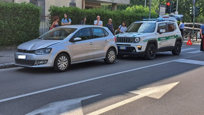 Anziana in bici travolta da un’auto batte violentemente la testa al suolo