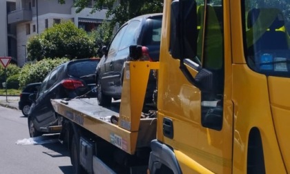 Decoro urbano: rimosse due macchine abbandonate in strada