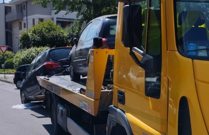 Decoro urbano: rimosse due macchine abbandonate in strada