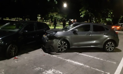 Automobilista va a sbattere contro una macchina in sosta e scappa a piedi