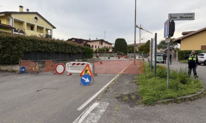 Cede la fognatura e si apre una voragine: strada chiusa