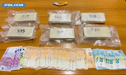 Sperona gli agenti della Polizia poi scappa: 44enne trovato con 3,2 kg di eroina e 6.750 euro