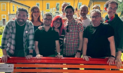 Una panchina arcobaleno contro le discriminazioni: "Celebriamo la libertà di essere"