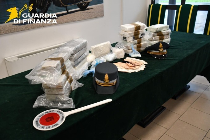 Maxi sequestro di droga: arrestato corriere con 24 kg di cocaina