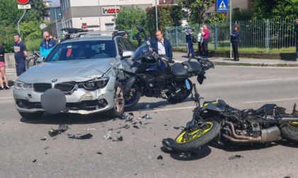 Scontro tra un'auto e due moto: interviene l'elisoccorso