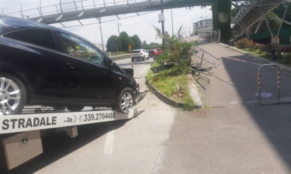 Auto si schianta contro la recinzione del ponte: ferita una 83enne