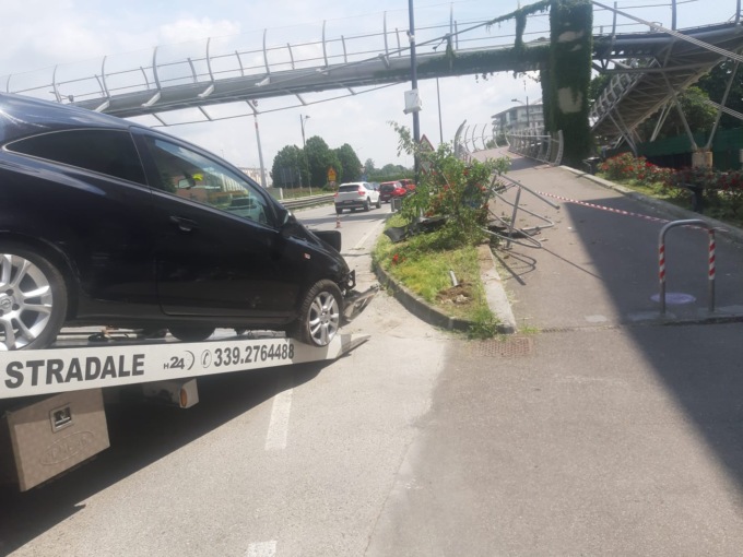 Auto si schianta contro la recinzione del ponte: ferita una 83enne