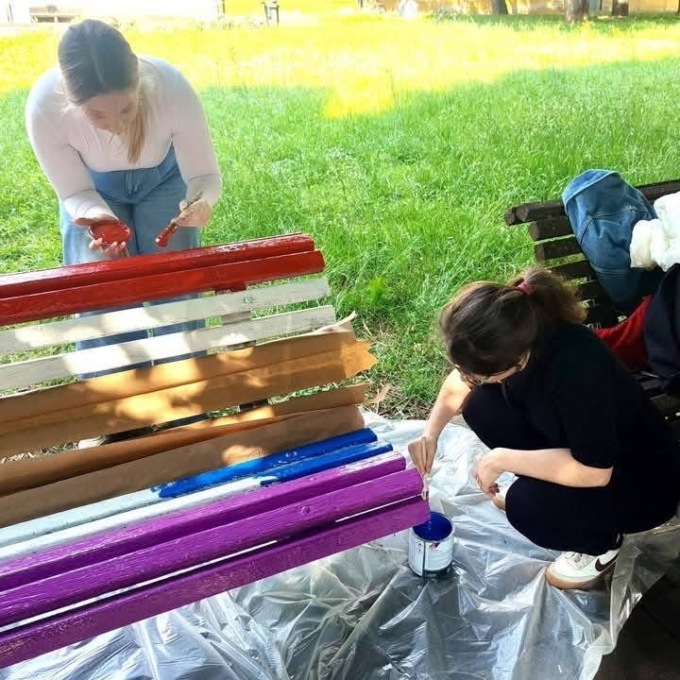 Panchina arcobaleno e mostra fotografica per la Giornata contro l’omo-lesbo-bi-transfobia