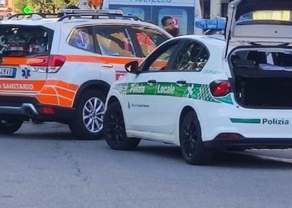 Volo di tre metri cadendo da una scala: ferito un 52enne