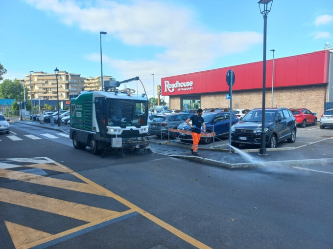 Basta soffioni: meglio le lance ad acqua per pulire le strade