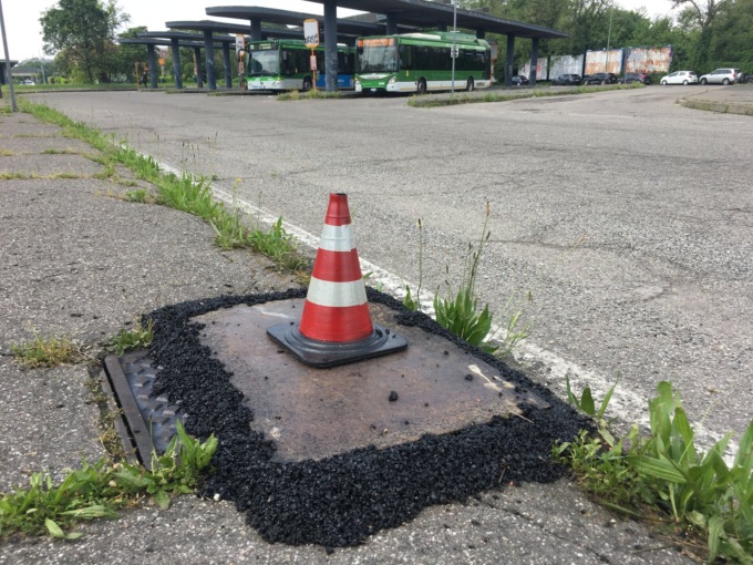 Ragazza di 19 anni resta incastrata in un tombino: liberata dalla Polizia Locale
