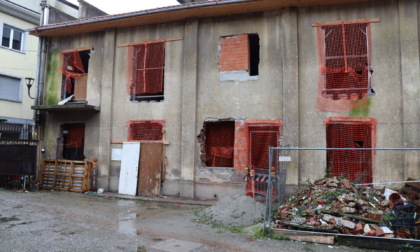 Rimossi rifiuti e macerie dalla palazzina dimenticata nel centro di Melzo