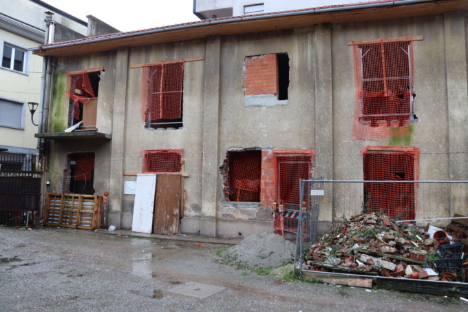 Rimossi rifiuti e macerie dalla palazzina dimenticata nel centro di Melzo