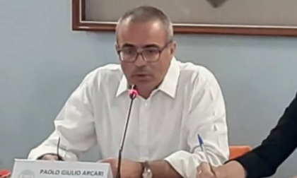 Il sindaco di Canonica d'Adda sale sul tetto di una cittadina e lo ripara