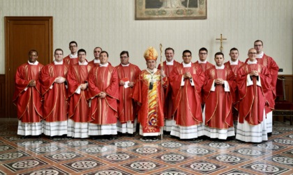 Duomo gremito per l'ordinazione di 11 nuovi sacerdoti ambrosiani: "Si fanno avanti per servire la speranza"