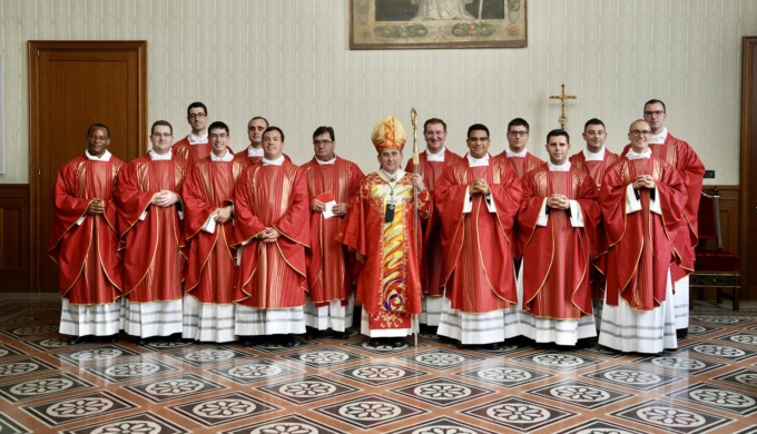 Duomo gremito per l’ordinazione di 11 nuovi sacerdoti ambrosiani: “Si fanno avanti per servire la speranza”
