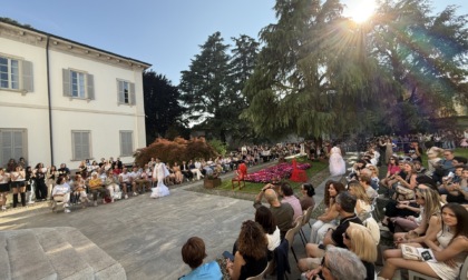 A Cernusco sul Naviglio una sfilata di moda. Studenti nei panni degli stilisti e dei modelli