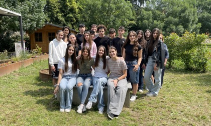 Gli ultimi abbracci di terza media a Vignate: emozioni, sport e un ulivo per la libertà