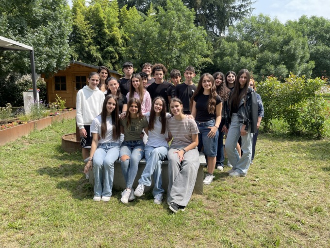 Gli ultimi abbracci di terza media a Vignate: emozioni, sport e un ulivo per la libertà