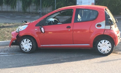 Tira dritto alla rotonda e si ribalta: paura per un 21enne