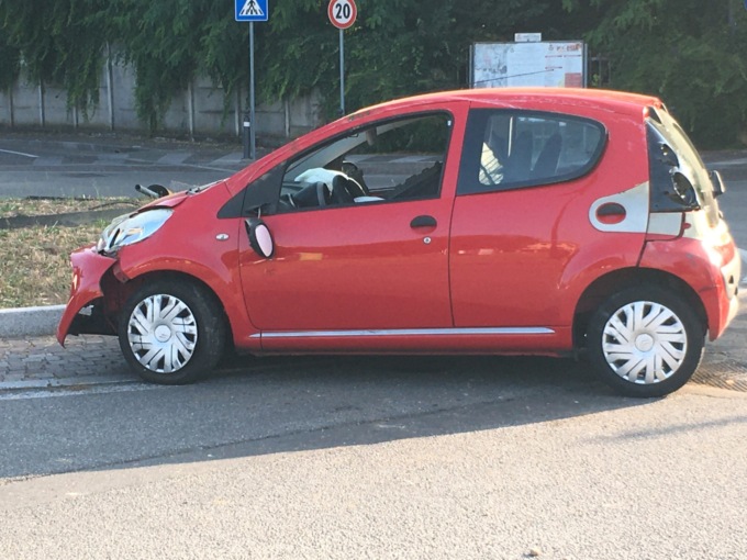 Tira dritto alla rotonda e si ribalta: paura per un 21enne