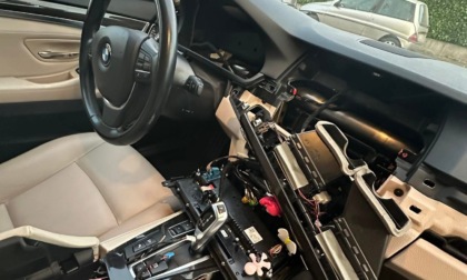 Ladri smontano l'abitacolo di un'auto parcheggiata sotto casa: "Servono le telecamere"