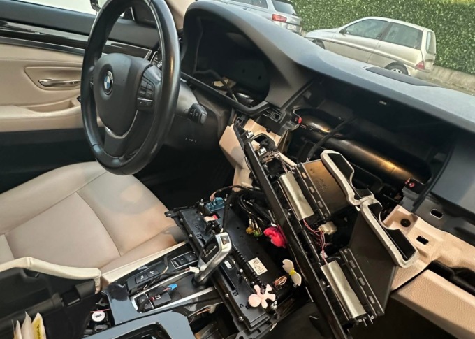 Ladri smontano l’abitacolo di un’auto parcheggiata sotto casa: “Servono le telecamere”