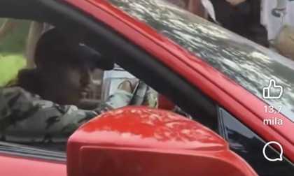 Baby Gang arriva al concerto in Ferrari: sputi, tafferugli e un arresto