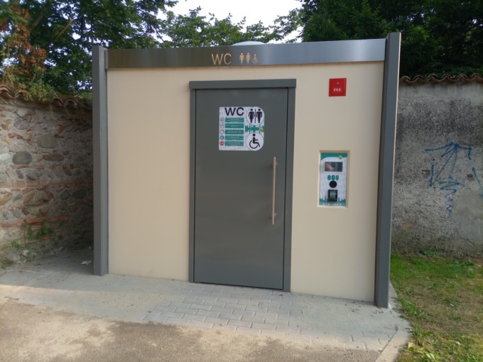 Per andare in bagno serve la carta… di credito