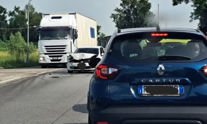 Incidente all'incrocio, traffico sulla Sp13