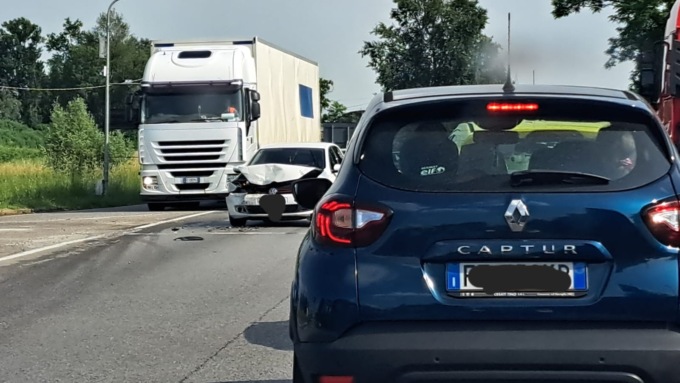 Incidente all’incrocio, traffico sulla Sp13